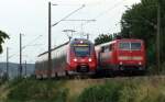 Ein vierteiliger 442er fhrt am Abends des 20.August 2013 nach Wrzburg Hbf, hier bei der Begegnung mit 111-207, die gerade ihre 3 n-Wagen in die Abstellung nach Bamberg bringt.