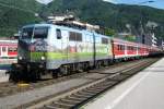 DB 111 039 mit Alpenverein-Werbung steht ins Österreichischen Alpenstadt Kufstein, 25 Mai 2012.