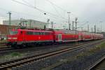 DB 111 118 verlässt mit RE-3 nach Aachen am 28 Dezember 2019 Düsseldorf Hbf.