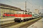 Die DB  111 176-4 wartet in München HBF mit einem Doppelstockzug auf die Abfahrt.