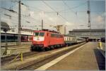 Die DB 111 185-5 mit einem Nahverkehrszug in München HBF. 

Analogbild vom 4. Mai 2001