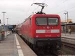 112 122 als RE3 mit ziel Elsterwerda (noch steht als ziel Stralsund Hbf drinne) im Bahnhof Stralsund Hbf am 12.10.13