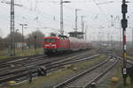 112 133 mit dem RE3 bei der einfahrt in den Endbahnhof Stralsund Hbf am 21.12.20