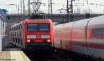 114-007 zieht ihren RE in den Bahnhof von Hanau, als ihr ein ICE entgegen kommt.