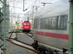 115 198-4 und ein ICE beim verlsst den Leipziger Hbf am 26.7.16