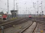 Whrend die BR 363 den Sondwerzug holt kommt die BR 120 zum Rangieren in den Bahnhof Stralsund Hbf reingefahren am 12.10.13