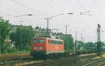 Am Abend von 21 Mai 2005 durchfahrt 140 005 samt Mischguterzug Köln West.