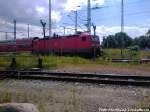 BR 143 beim Rangierhalt im Rostocker BW am 22.6.13