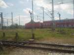 BR 143 als S2 unterwegs nach Gstrow bei der Ausfahrt aus Rostock Hbf am 22.6.13