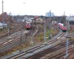 Während 143 562-7 mit ihrer Regionalbahn in den Bahnhof Nordhausen einfährt, wartet 143 152-7 rechts auf ihren nächsten Einsatz.