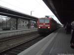 143 210-3 als RE5 aus Neustrelitz Hbf bei der Einfahrt in den Endbahnhof Strtalsund Hbf am 20.1.14