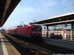 143 952 als RE5 aus Neustrelitz Hbf beim Einfahren in den Stralsunder Hbf am 25.7.14