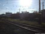 Am 1.11.14 zog die Hybrid V100  Ost  eine 143er mit ihrem Zug aus dem Bahnhof Halle (Saale) Hbf in Richtung Werkstatt raus