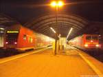 RegionalBahn und 143 561 im Bahnhof Halle (Saale) Hbf am 10.11.14