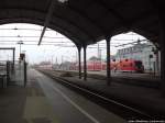 2 BR 143 mit jeweils einem Personenzug beim einfahren in den Bahnhof Halle (Saale) Hbf am 28.11.14