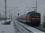 143 086-7 mit RB 37866 mit ziel Falkenberg (Elster) beim verlassen und in weiter ferne kommt 143 XXX-2 mit RB 37815 mit ziel Halle (Saale) Hbf beim einfahren des Bahnhofs Landsberg (b Halle/Saale) am