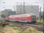 Mit Steuerwagen voraus kommt die 143 871 mit der S7 nach Trotha am 13.6.15