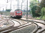 143 002 bei der Einfahrt in den Bahnhof Halle (Saale) Hbf am 2.8.17