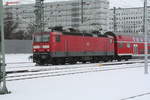 143 957 von Eilenburg kommend bei der Einfahrt in den Endbahnhof Halle/Saale Hbf am 15.2.21