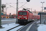 143 932 von Eilenburg kommend bei der Einfahrt in den Endbahnhof Halle/Saale Hbf am 18.2.21