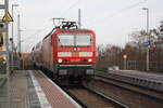 143 957 bei der Einfahrt in den Bahnhof Delitzsch ob Bf am 13.1.22