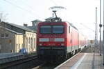 143 932 von Eilenburg kommend bei der Einfahrt in den Endbahnhof Halle/Saale Hbf am 24.3.22