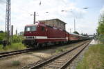 243 005 mit 232 005 von WFL mit dem Sonderzug im Bahnhof Ortrand am 14.5.22