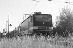 243 005 mit 232 601 der WFL am Zugschluss verlsst den Bahnhof Ortrand in Richtung Cottbus am 15.5.22