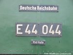 Reichsbahnschild, Loknummer und Reichsbahndirektion von der E44 044 in Grokorbetha am 17.4.16