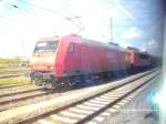 145 029-5 und eine unbekannte 155er mit einem Gterzug beim Durchfahren des Bahnhofs Bergen auf Rgen / Aufnahme entstand bei der Ausfahrt vom PRESS 650 032-4 am 5.7.14