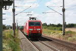 145 048 mit einem Gterzug bei der durchfahrt in Zberitz am 22.7.20