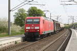 145 002 mit einem Gterzug bei der Durchfahrt in Zberitz am 29.4.22