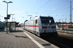 146 562 mit einem InterCity 2 im Bahnhof Emden Hbf am 24.8.19