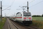 146 563 mit einem IC2 bei der Durchfahrt in Zberitz am 9.6.21