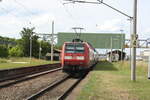 146 007 mit Ziel Halle/Saale Hbf bei der Durchfahrt am Haltepunkt Leuna Werke Sd am 1.6.22