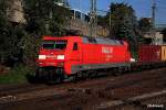 angestrahlt von der sonne fuhr 152 128-5 mit einen kastenzug durch hh-harburg,datum 28.08.14