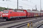 PKW-Zug durchfahrt mit 152 013 an der Spitze Würzburg Hbf am 14 September 2017.