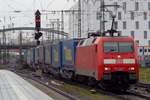 Der LKW-Walter durchfahrt mit 152 069 an der Spitze Wrzburg Hbf am 14 September 2017.