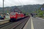 An trüben MOrgen von 23 September 2019 schleppt 152 011 ein Gleisbauzug durch Cochem.