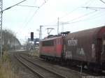 155 248-8 mit einem Gterzug beim Zwischenhalt im Bahnhof Stralsund Rgendamm am 18.11.13