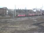 BR 185 mit einem Gterzug bei der Vorbeifahrt am Bahnhof Halle Saale Hbf am 15.2.14