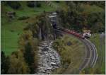 Gleich vier DB 185 mit einem Güterzug Richtung Norden auf der Gotthardbahn bei Wassen.