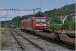 Die DB 185 088-2 an der spitze und die 185 130 mit einen einem Güterzug auf der Alten Hauensteinlinie bei der Durchfahrt in Läufelfingen.