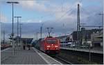 Die DB 185 361-3 mit einem Güterzug bei der Durchfahrt in Koblenz Hbf.