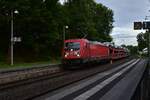 187 208 mit einem Autotransportzug bei der Durchfahrt in Binau. 5.7.2024