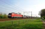 Am 3 Juni 2013 durchfahrt 189 070 mit Tunnelteilenzug 47525 Alverna in die Niederlände.