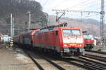 189 061 von DB Cargo mit einen Gterzug bei der Durchfahrt im Bahnhof Decin hl.n.