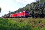 Vectron 193 320 schleppt ein Kohlezug aus Rotterdam nach Venlo durch Tilburg Oude Warande am 30 Juli 2019.