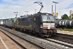 193 879 mit einer TXL-Lok im Doppel und einem Klv am   Haken bei der Durchfahrt in Ochsenfurt am 14.7.2024 