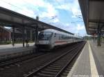 Mit Steuerwagen voraus kommt 101 001-6 mit einem InterCity in den Bahnhof Schwerin Hbf eingefahren am 13.7.14